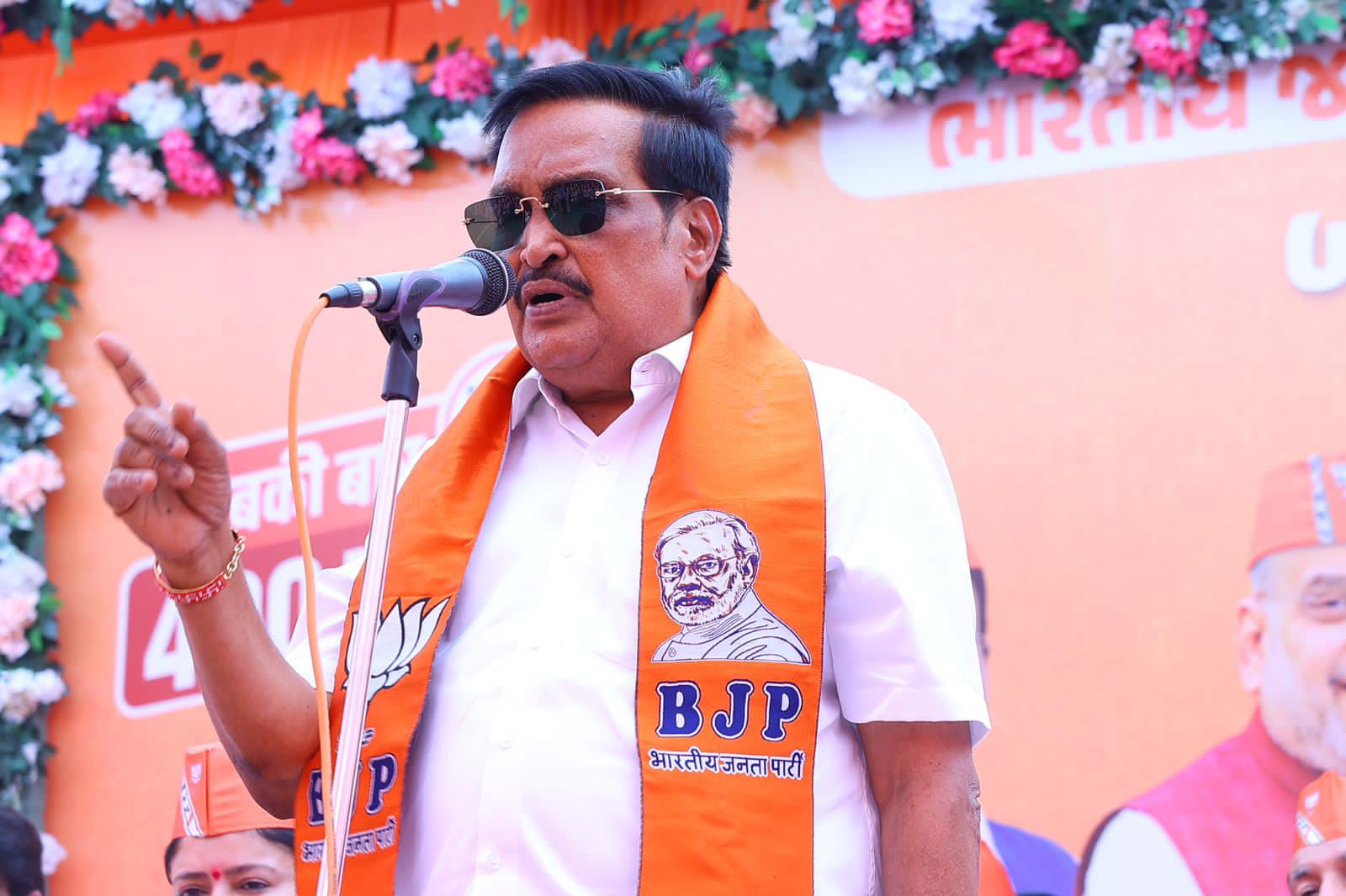 તા.૧૨/૦૪/૨૦૨૪ ના રોજ જામનગરની ધરા પર યોજાયેલા બૂથ સંમેલનમાં ખૂબ મોટી સંખ્યામાં પધારેલા બૂથ પ્રમુખશ્રીઓ, કાર્યકર્તાશ્રીઓ સાથે સંવાદ સાધી અનેરી ઊર્જા અનુભવી. એમનો ઉત્સાહ અને જોશ અબ કી બાર 400 પાર ની સાબિતી આપી રહ્યો હતો.